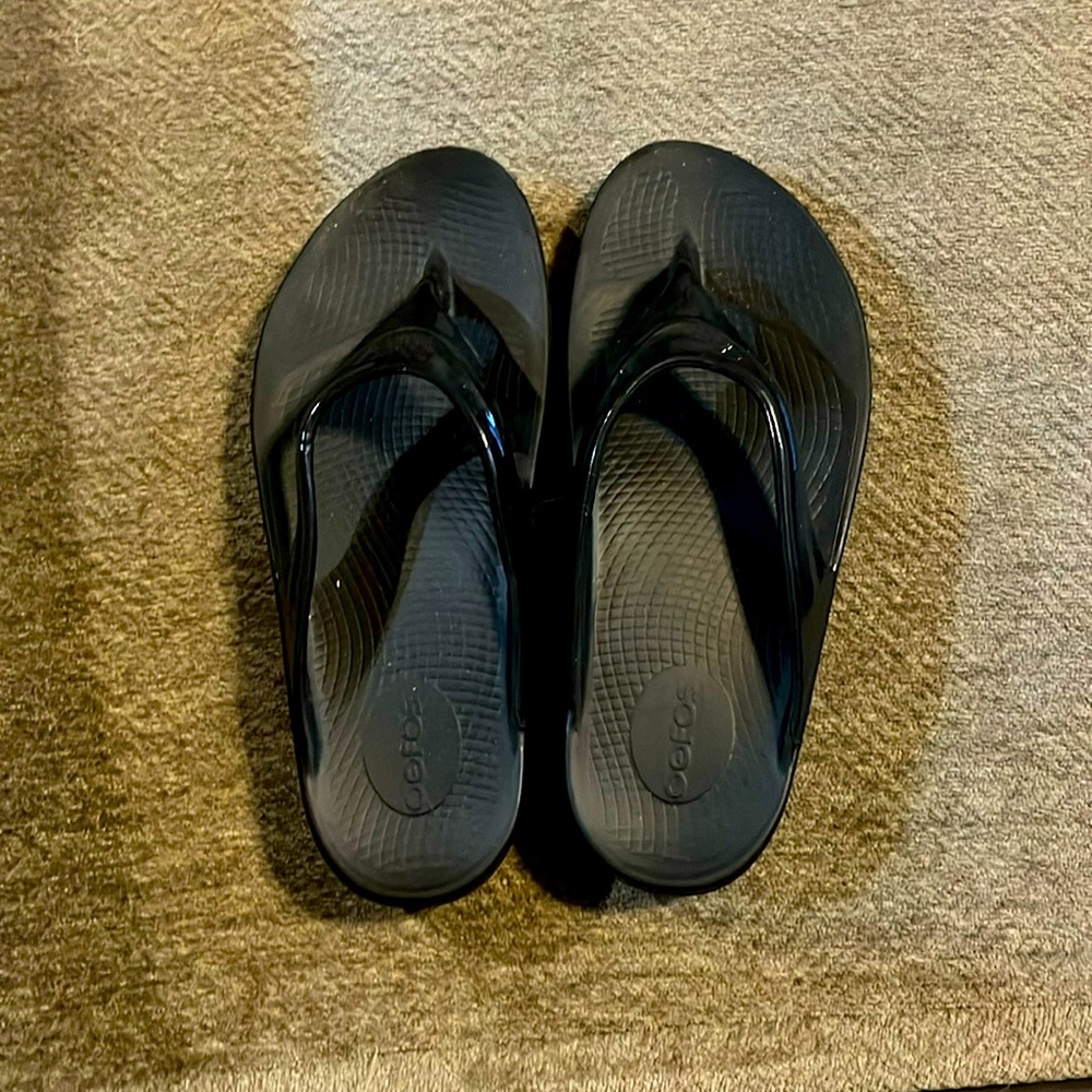 Like new ladies size 10 black Oofos
